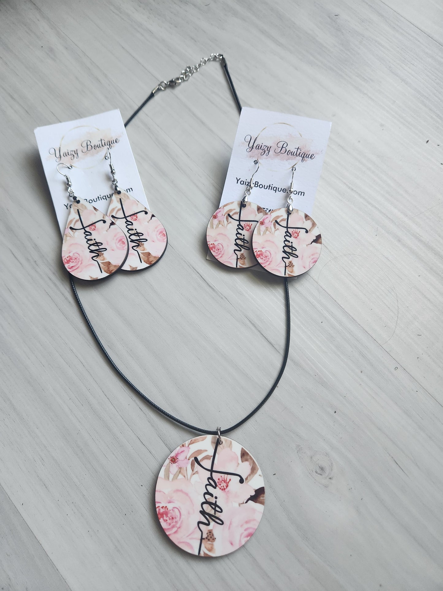 Ensemble collier et boucles d'oreilles roses roses fait main