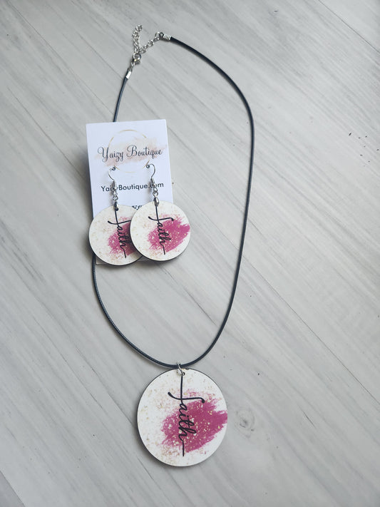 Ensemble de boucles d'oreilles et de collier faits main avec filigrane rose