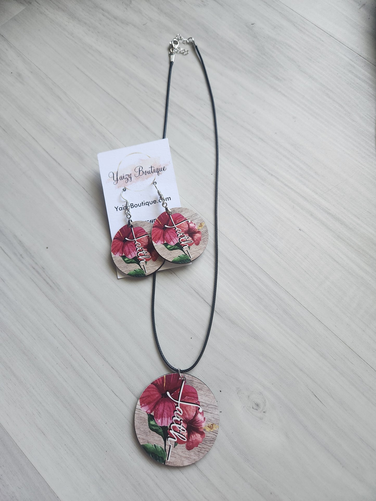 Conjunto de collar y pendientes hechos a mano con flor de hibisco rojo