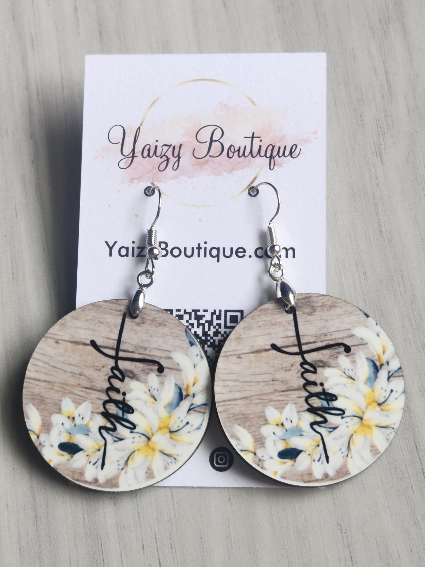 Pendientes hechos a mano con flores blancas y amarillas